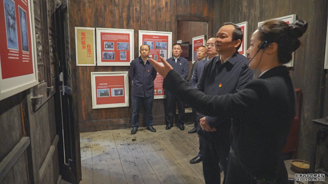 刘晓明带领区级领导接受革命传统教