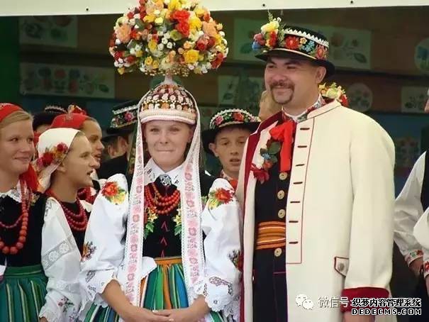 结婚服装传统礼服叫啥_婚礼的服饰和服饰文化_传统婚礼服装
