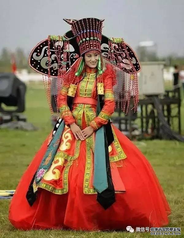 结婚服装传统礼服叫啥_婚礼的服饰和服饰文化_传统婚礼服装