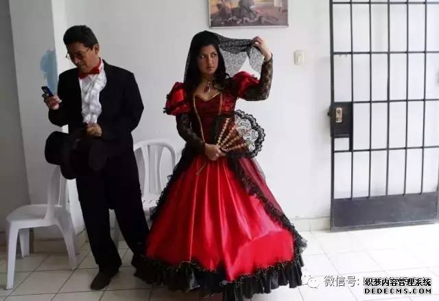 传统婚礼服装_结婚服装传统礼服叫啥_婚礼的服饰和服饰文化