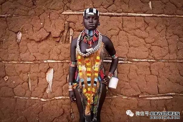 婚礼的服饰和服饰文化_结婚服装传统礼服叫啥_传统婚礼服装